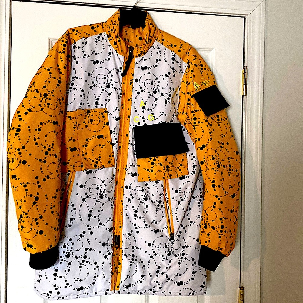 Nike MEN'S Nikelab ACG Insulated Jacket White Yellow black polka Dots SIZE MED.